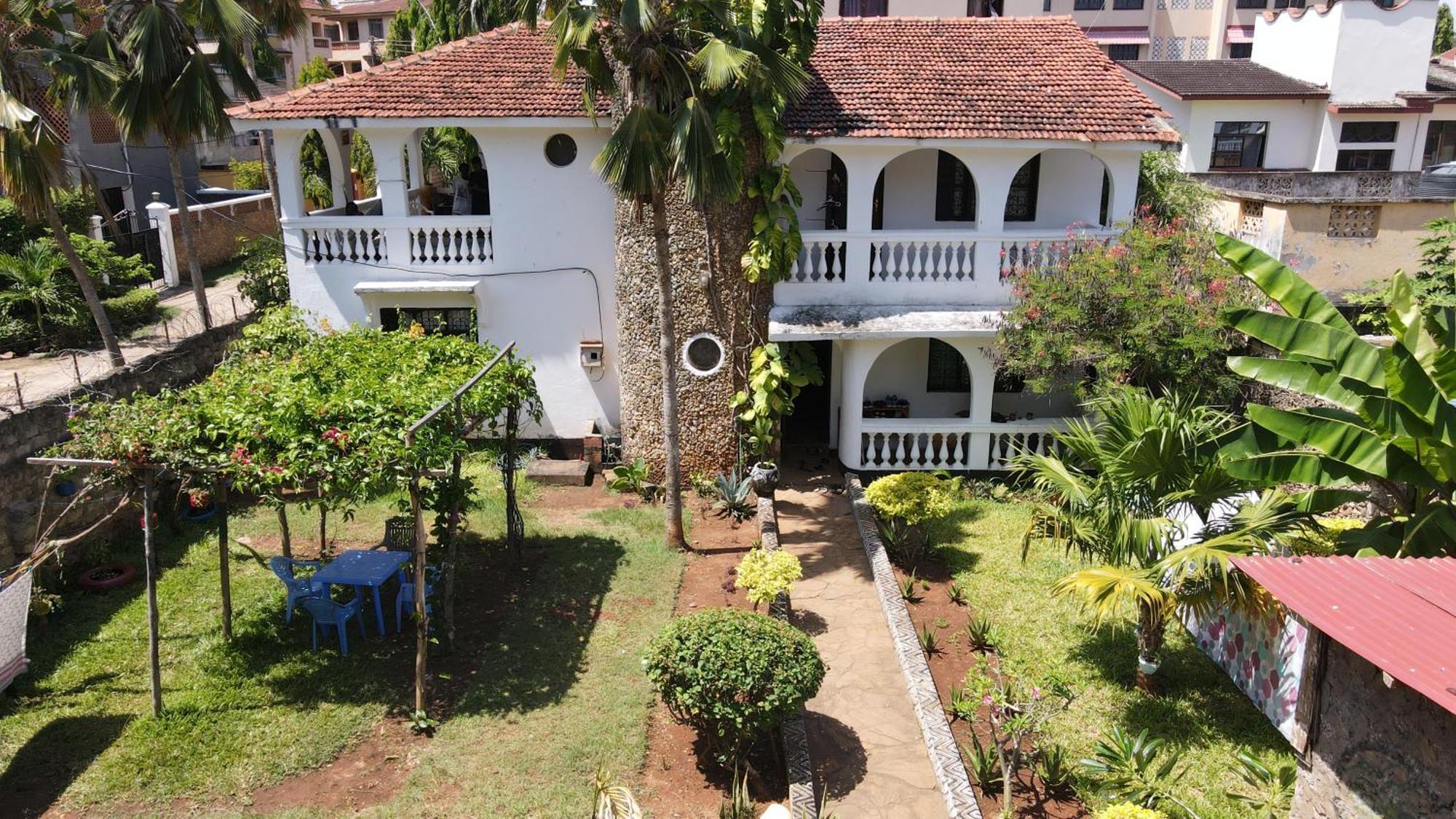 Akogo House - Bnb , Hostel, Backpackers & Volunteer Center Mombasa Exterior photo