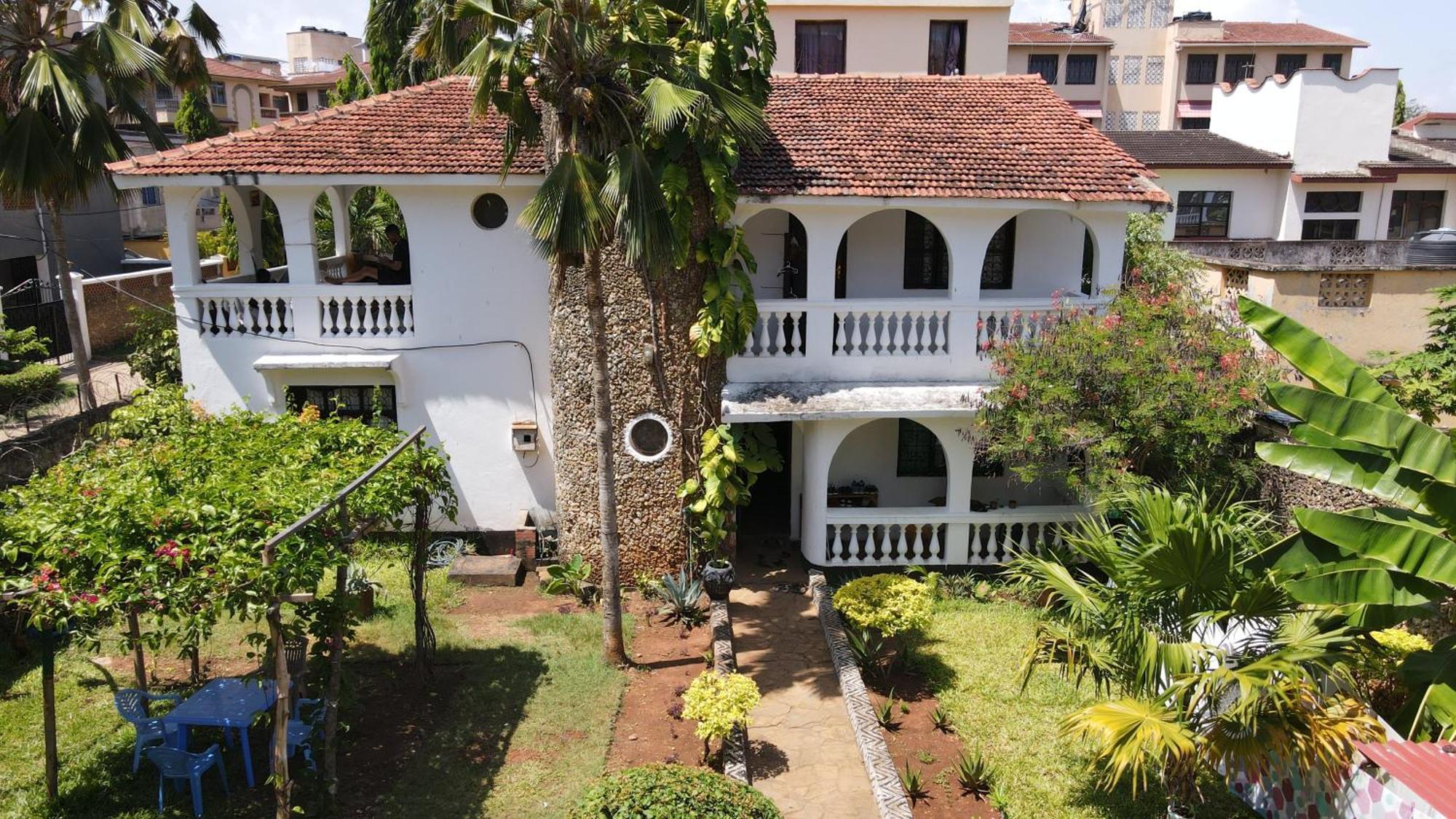 Akogo House - Bnb , Hostel, Backpackers & Volunteer Center Mombasa Exterior photo