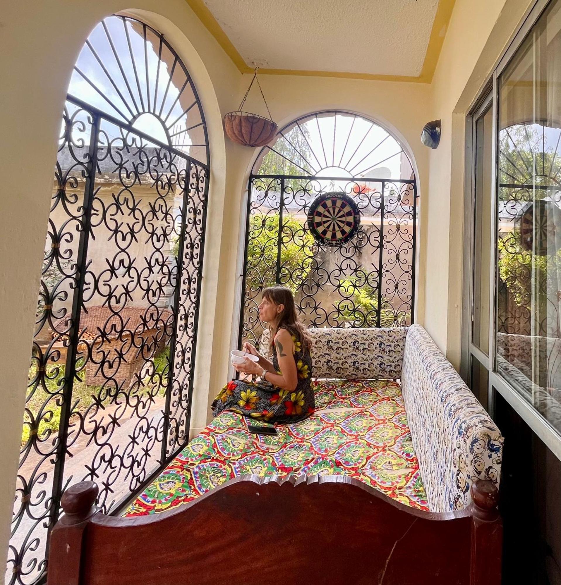 Akogo House - Bnb , Hostel, Backpackers & Volunteer Center Mombasa Exterior photo