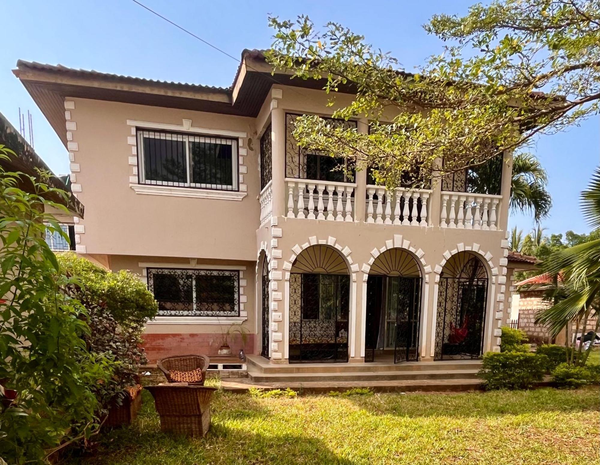Akogo House - Bnb , Hostel, Backpackers & Volunteer Center Mombasa Exterior photo
