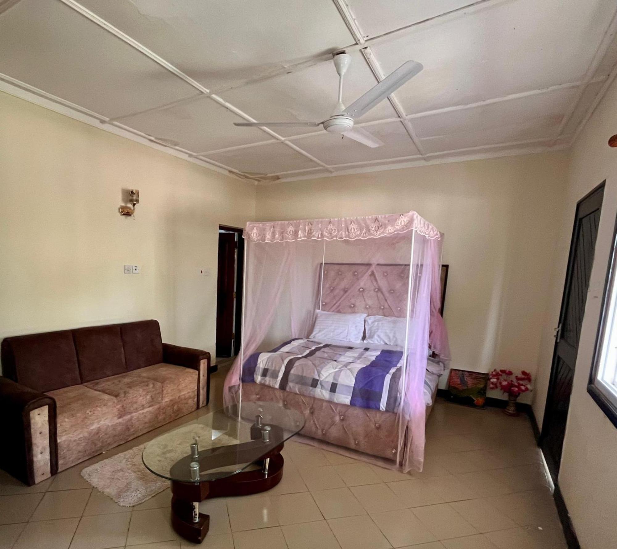 Akogo House - Bnb , Hostel, Backpackers & Volunteer Center Mombasa Exterior photo