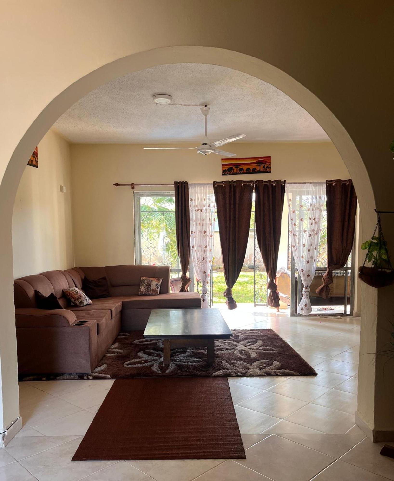 Akogo House - Bnb , Hostel, Backpackers & Volunteer Center Mombasa Exterior photo