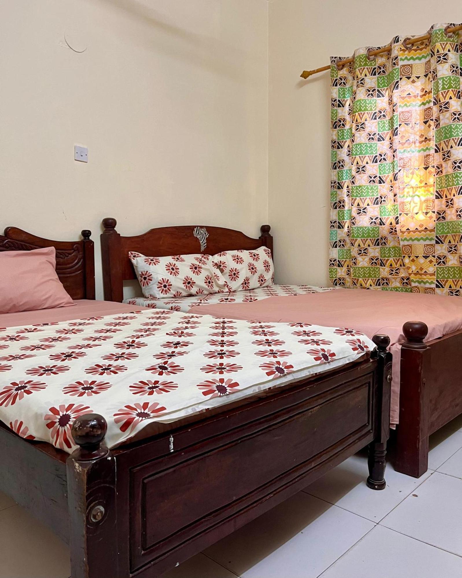 Akogo House - Bnb , Hostel, Backpackers & Volunteer Center Mombasa Exterior photo