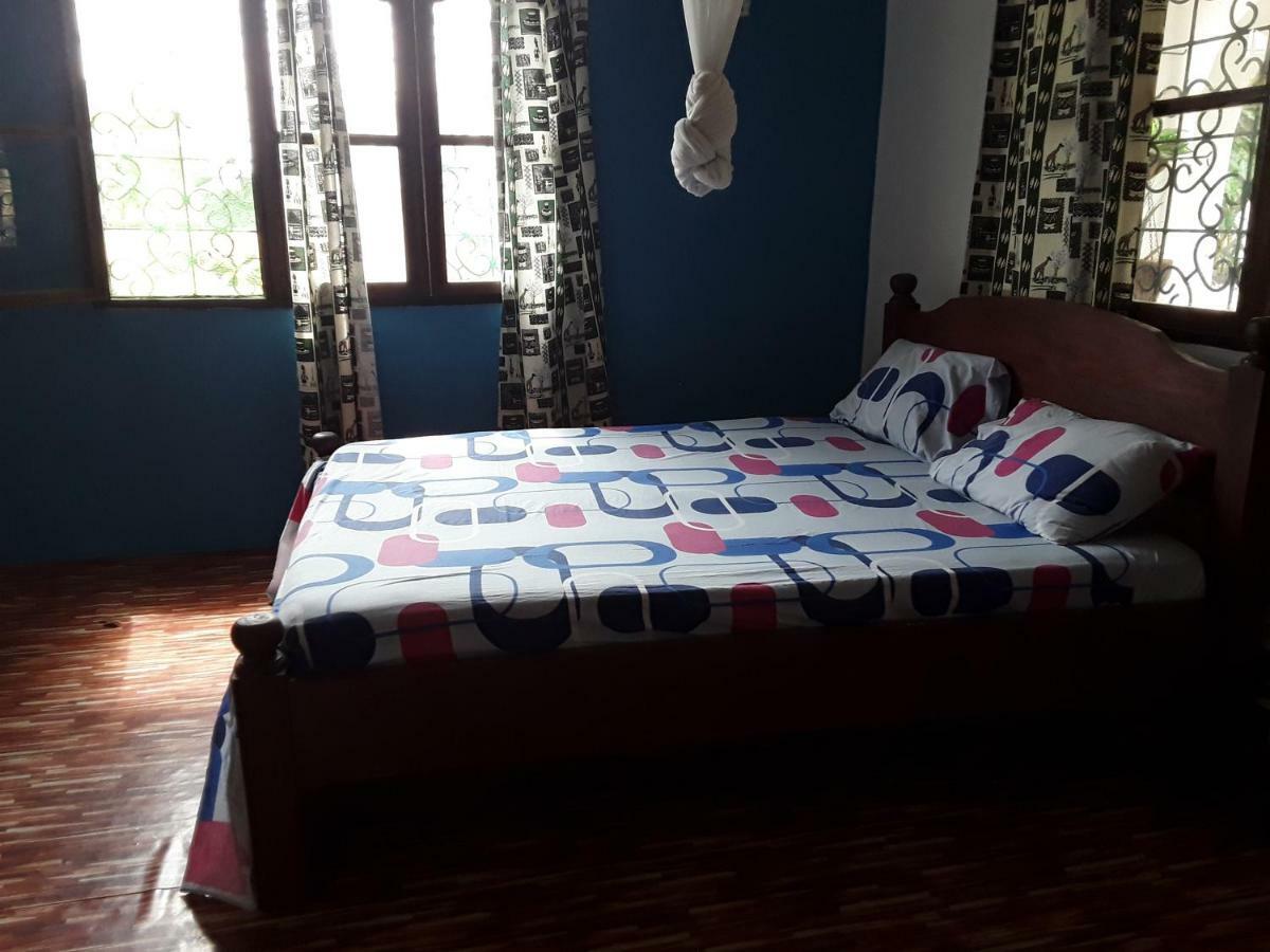 Akogo House - Bnb , Hostel, Backpackers & Volunteer Center Mombasa Exterior photo